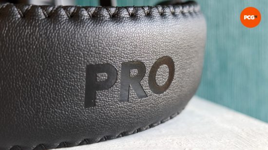 Un gros plan de l'arceau du casque de jeu sans fil Logitech G Pro X 2 Ligthspeed, sur lequel le mot « Pro » est gravé