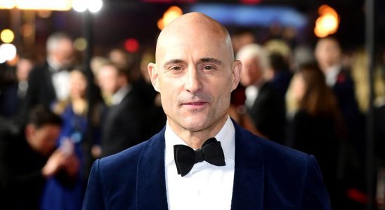 Mark Strong sur sa collaboration avec l'Ukraine pour aider les écoliers et plaisantant avec le président Zelensky sur le rôle de l'empereur dans la série "Dune"