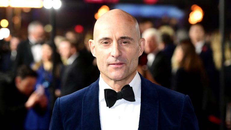 Mark Strong sur sa collaboration avec l'Ukraine pour aider les écoliers et plaisantant avec le président Zelensky sur le rôle de l'empereur dans la série "Dune"
