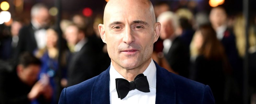 Mark Strong sur sa collaboration avec l'Ukraine pour aider les écoliers et plaisantant avec le président Zelensky sur le rôle de l'empereur dans la série "Dune"