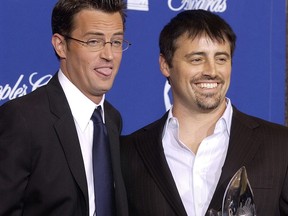 Matthew Perry et Matt LeBlanc plaisantent avec le prix qu'ils ont remporté pour leur série télévisée comique préférée lors de la 30e édition des People's Choice Awards, le dimanche 11 janvier 2004 à Pasadena, en Californie.