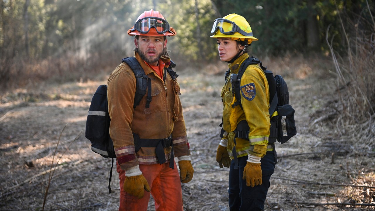 Bode et Gabriela dans leur tenue de feu attendent avec impatience Fire Country.