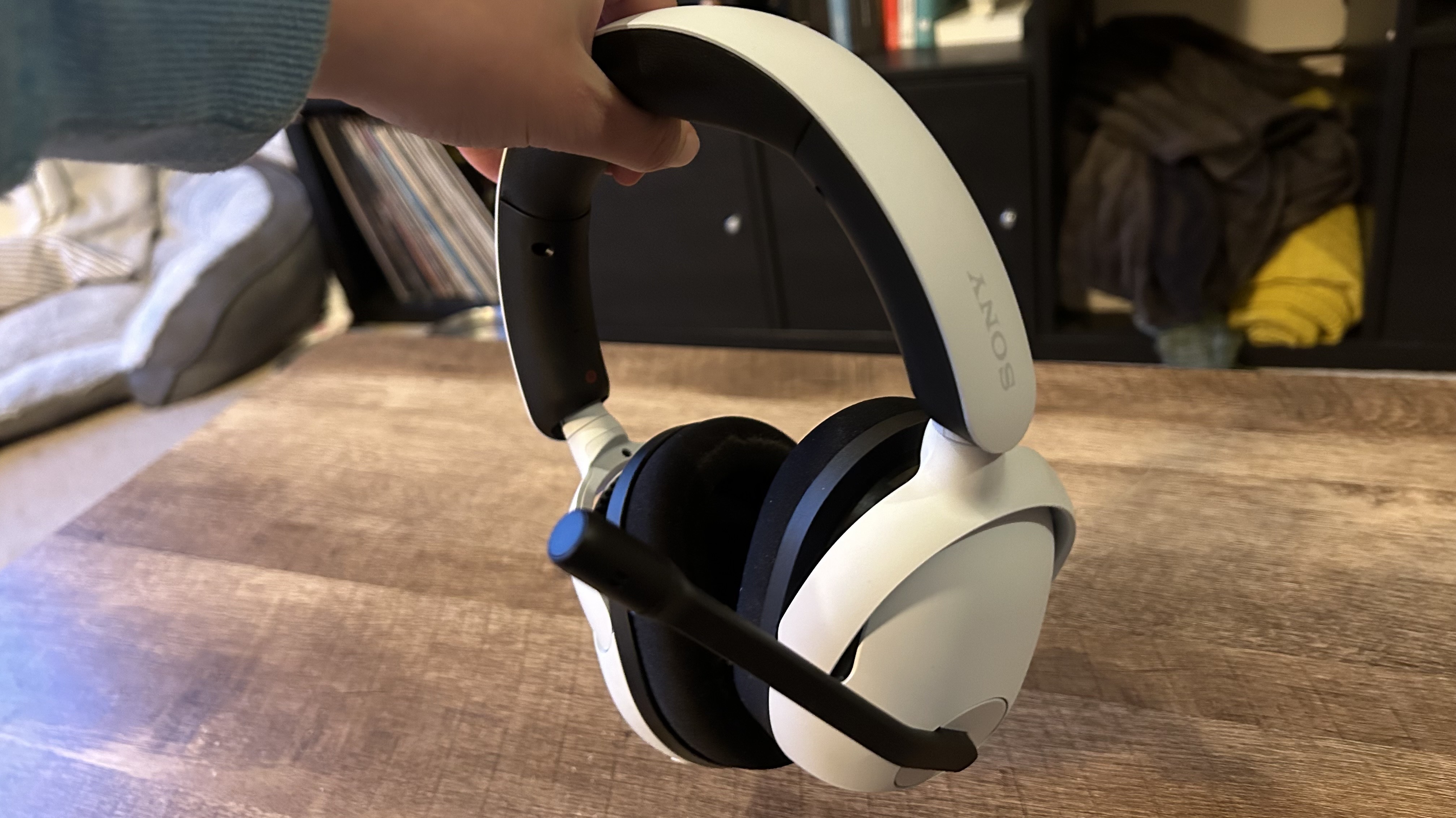 Casque de jeu Sony Inzone H5 placé au-dessus d'une table en bois