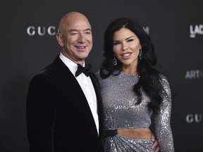 Jeff Bezos et Lauren Sanchez arrivent au gala LACMA Art + Film le samedi 6 novembre 2021 au Los Angeles County Museum of Art.