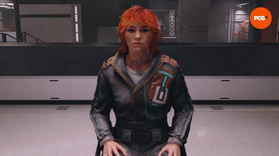 Mod de compétences Starfield Pilgrimage - Une personne aux cheveux roux avec un tatouage au cou est assise dans une salle d'entretien blanche, portant une combinaison d'entreprise.