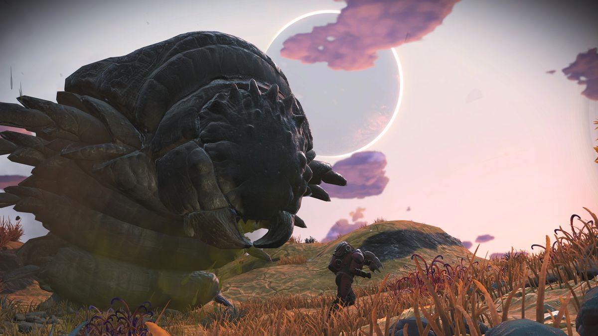 Un extraterrestre massif gris-vert suit un explorateur humanoïde sur une planète avec de l'herbe jaune et des nuages ​​violets dans No Man's Sky.