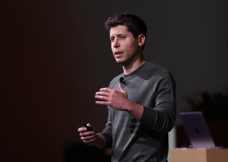 Microsoft recrute Sam Altman, PDG d’OpenAI récemment licencié