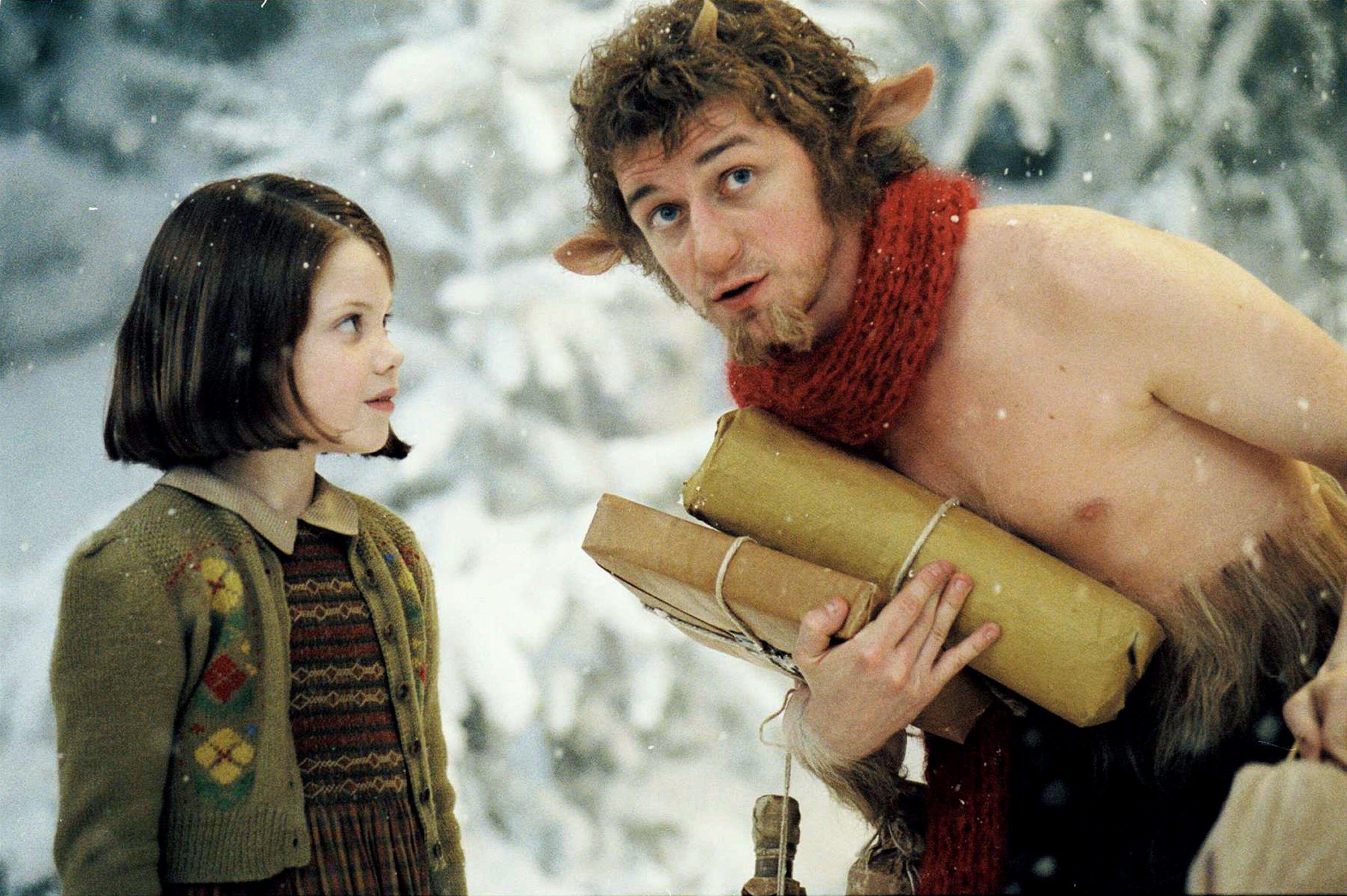 Georgie Henley dans le rôle de Lucy Pevensie affronte James McAvoy dans le rôle du faon M. Tumnus dans la neige dans Les Chroniques de Narnia : Le Lion, la Sorcière et l'Armoire magique