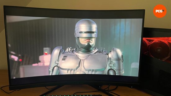 MSI MAG 235CQRF QD exécutant Robocop