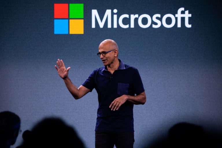 Le PDG de Microsoft, Satya Nadella, suggère que Sam Altman pourrait revenir à OpenAI