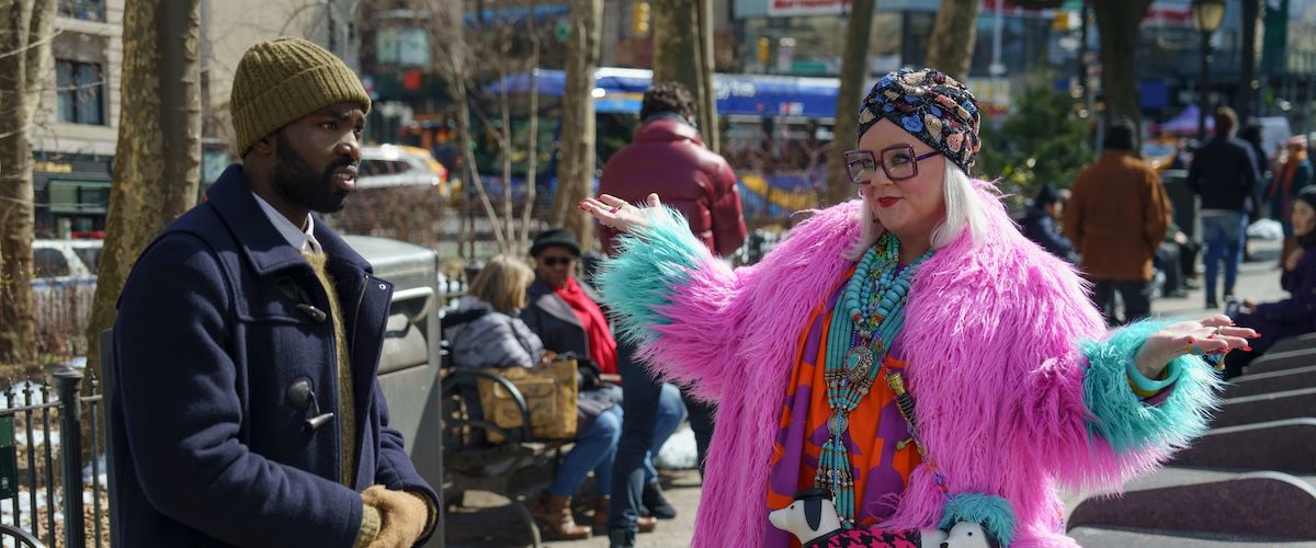 (De gauche à droite) Paapa Essiedu et Melissa McCarthy dans Génie.