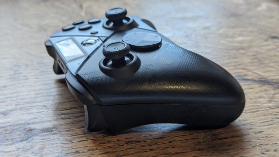 Test de l'Asus ROG Raikiri Pro : une manette noire apparaît de côté sur un bureau en bois.