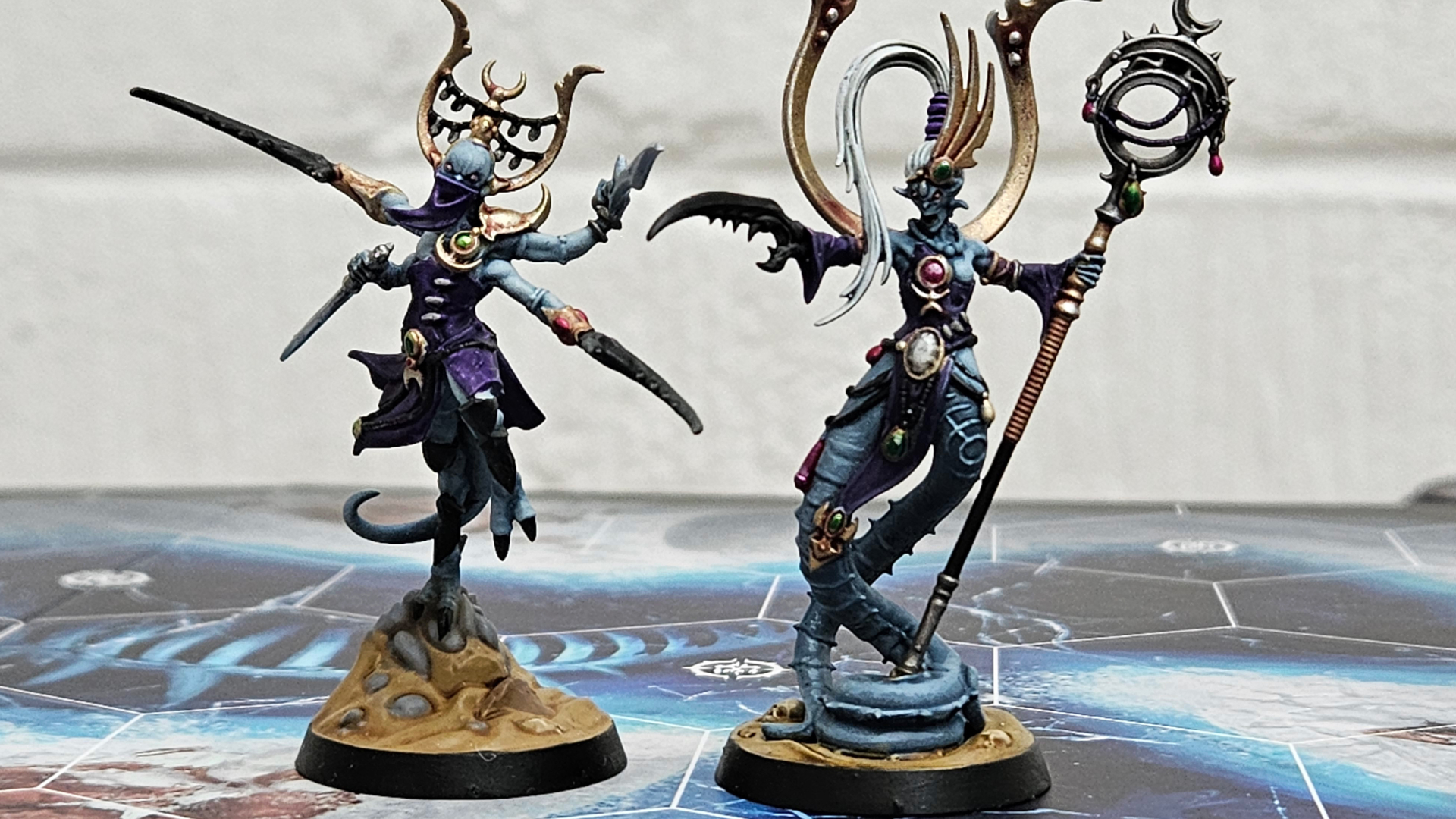 Deux guerriers démons debout sur le plateau Warhammer Underworlds: Deathgorge