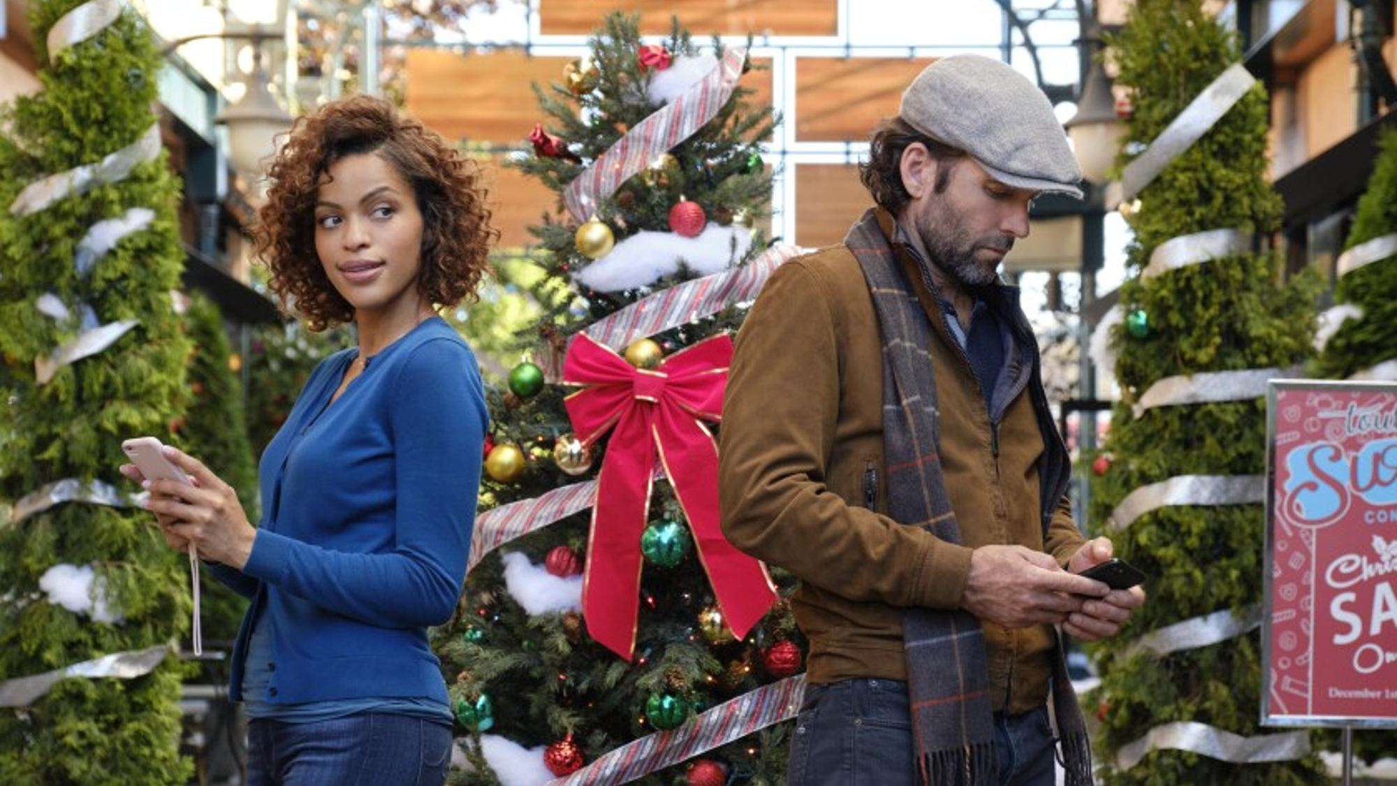 Alvina August et Eion Bailey dans Deliver by Christmas