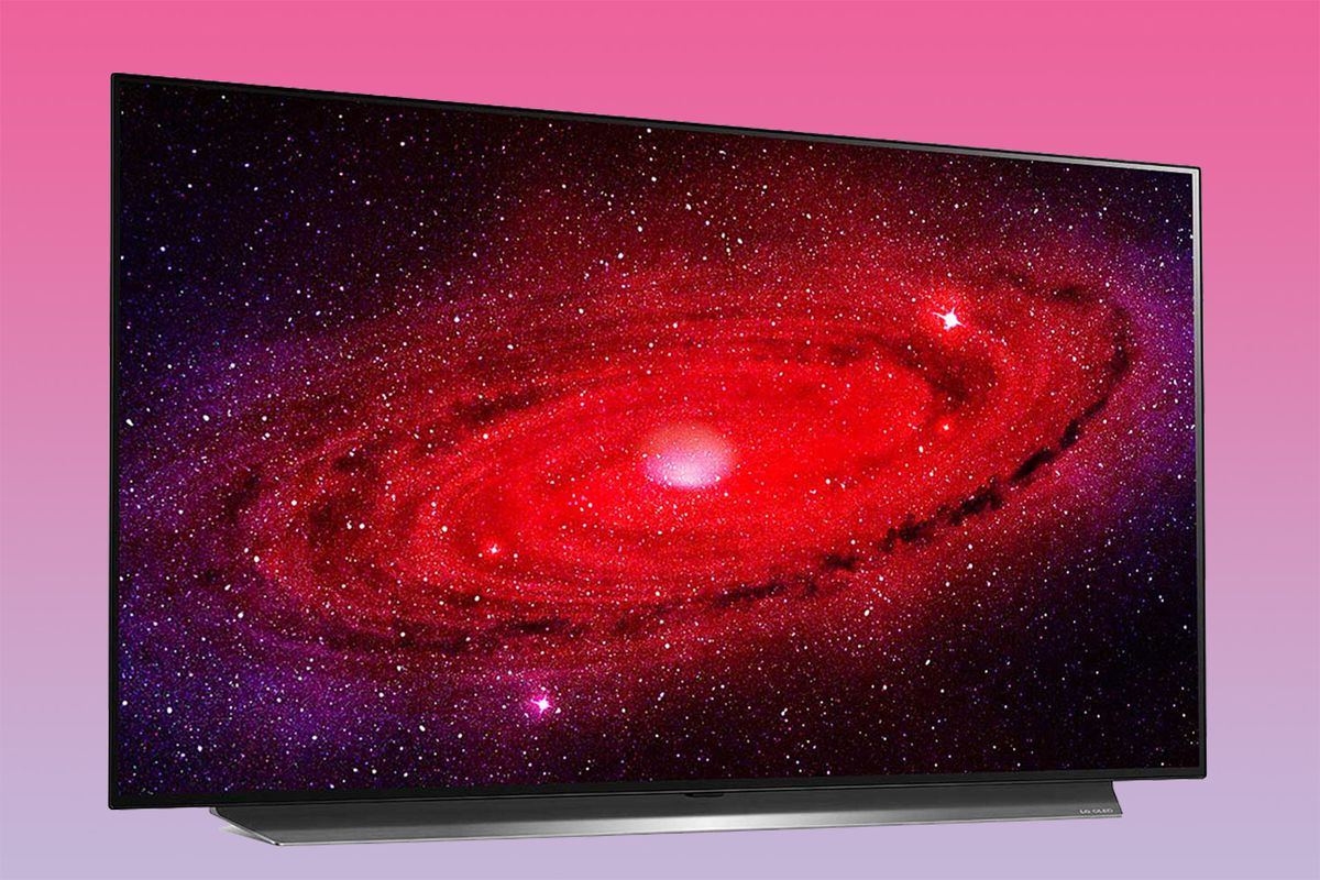 Téléviseur LG CX sur fond dégradé rose, montrant une galaxie spirale rouge