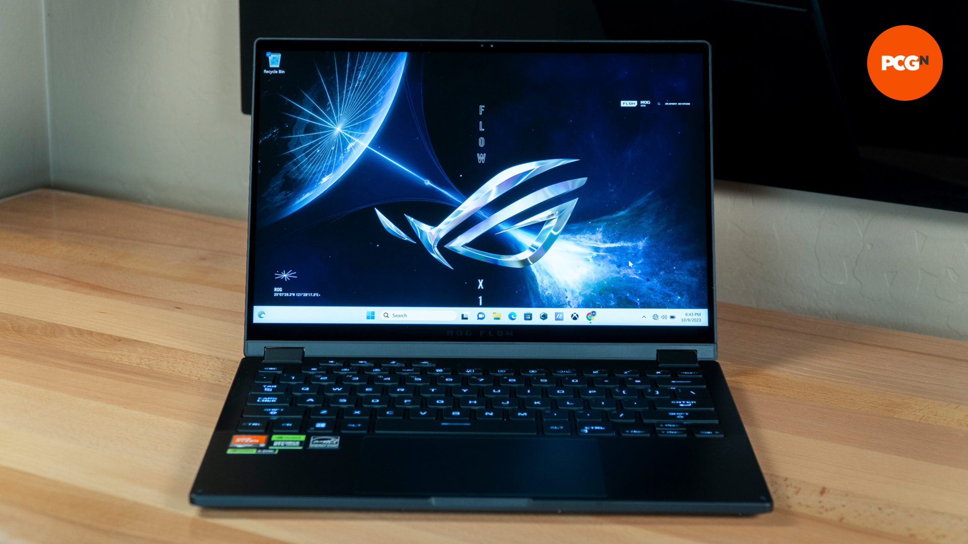 Vue avant de l'ordinateur portable Asus Rog X13 avec le couvercle ouvert