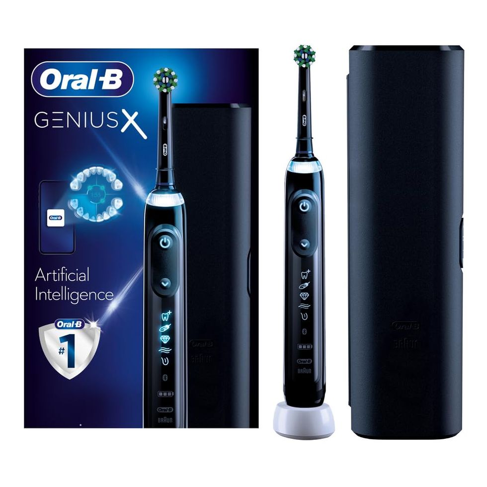 Oral-B Genius X Brosse à dents électrique avec intelligence artificielle, poignée connectée à l'application, 1 tête de brosse à dents et étui de voyage, affichage 6 modes avec blanchiment des dents, prise britannique 2 broches, noir