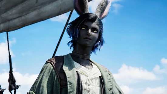 Date de sortie de FFXIV Dawntrail - Erenville, un Viera de l'extension Endwalker, sourit alors qu'il se tient sur le pont d'un voilier traversant l'océan.