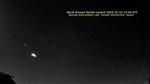 Cette image vidéo d'une caméra panoramique à Séoul, en Corée du Sud, montre la boule de feu provenant du propulseur explosif de la fusée Chŏllima de la Corée du Nord.  Le deuxième étage de la fusée est visible en haut à gauche de la boule de feu, continuant dans l'espace.