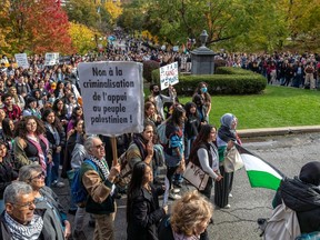 Les étudiants palestiniens et leurs partisans défilent sur le campus du centre-ville de l'Université McGill le mercredi 25 octobre 2023 pour soutenir les Palestiniens à Gaza.