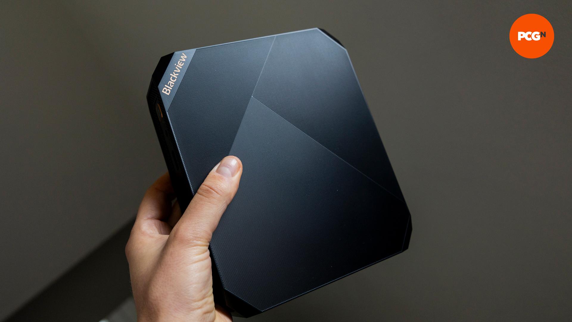 Le mini PC de jeu Blackview MP200 tenu dans la main de quelqu'un pour montrer la taille