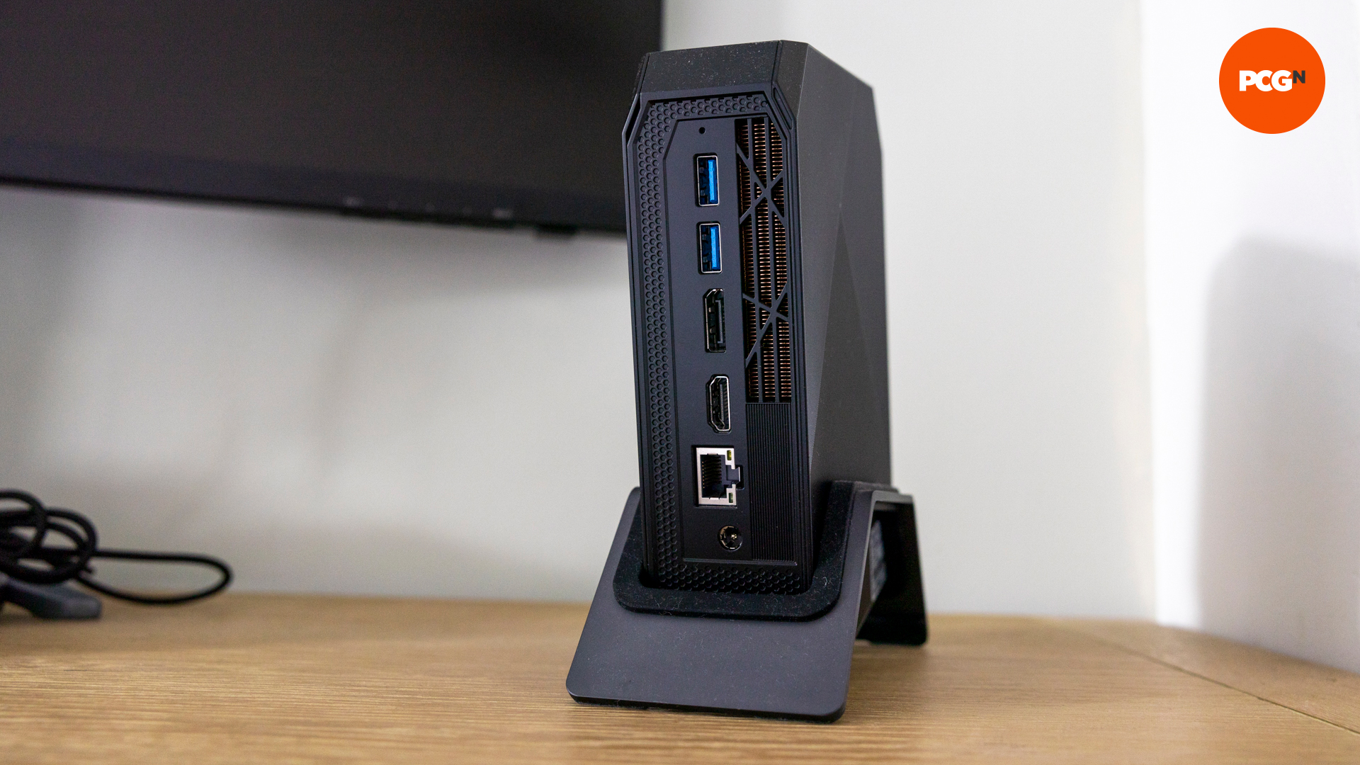 L'arrière du mini PC de jeu Blackview MP200 montrant la connectivité et les ports