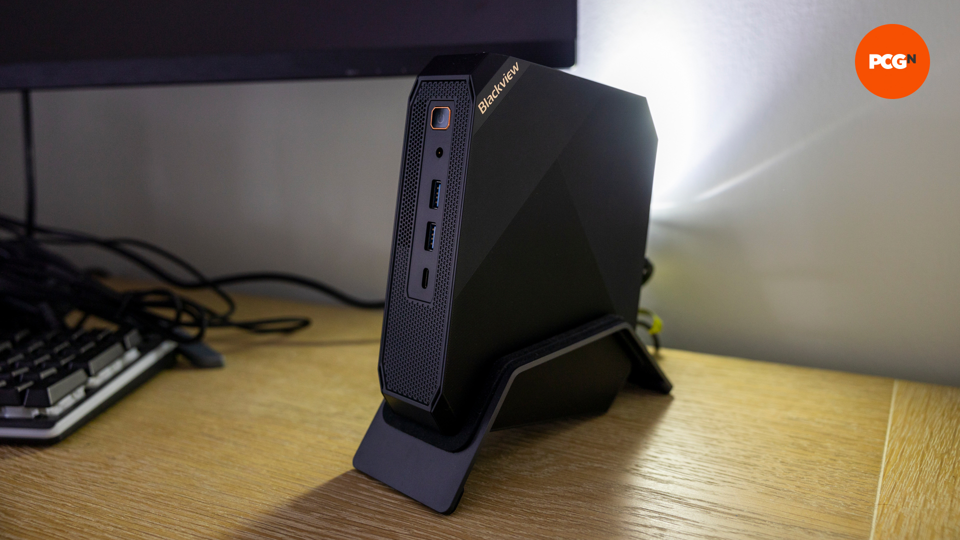 Une vue latérale du mini PC de jeu Blackview MP200