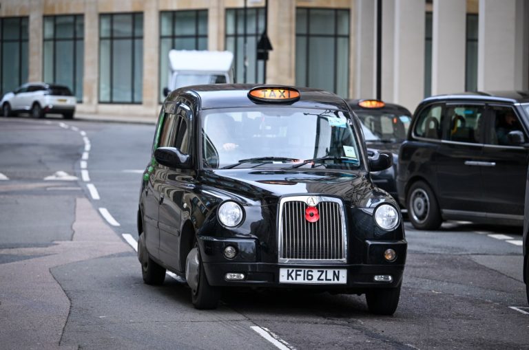 Les taxis noirs emblématiques de Londres pourront bientôt être hélés sur Uber