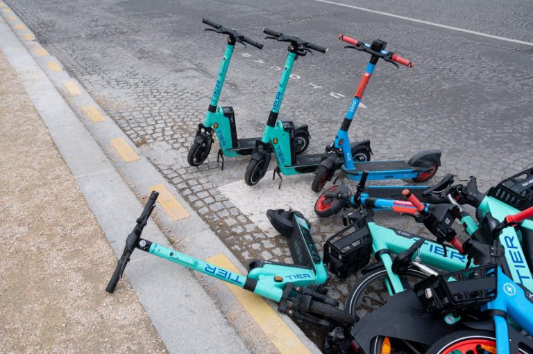 La start-up de scooters Tier licencie 22 % de ses effectifs pour atteindre la rentabilité