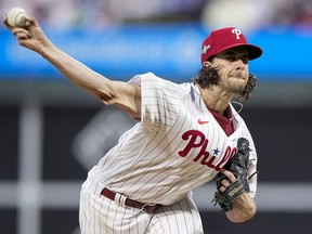 Le lanceur partant des Phillies de Philadelphie, Aaron Nola, lance un lancer contre les Diamondbacks de l'Arizona lors de la troisième manche du sixième match de la série de championnat de la NL à Philadelphie, le lundi 23 octobre 2023.