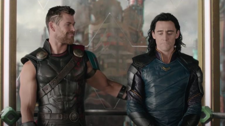 Bien que Thor ne soit pas avec Loki dans la finale de la saison 2, Tom Hiddleston explique comment lui et d'autres ont eu un impact sur le voyage multiversal du personnage.
