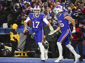 Le quart-arrière des Buffalo Bills Josh Allen, à gauche, célèbre après son touché avec Dalton Kincaid lors de la seconde moitié d'un match de football de la NFL contre les Broncos de Denver, le lundi 13 novembre 2023, à Orchard Park, NY