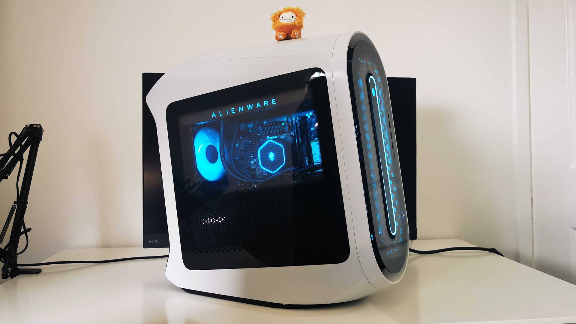 Alienware Aurora R15 sur un bureau avec une squishmallow bigfoot posée dessus