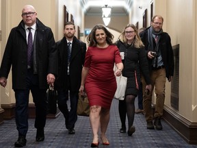 La vice-première ministre et ministre des Finances, Chrystia Freeland, se rend à une réunion du Cabinet sur la Colline du Parlement, le mardi 21 novembre 2023, à Ottawa.  Le gouvernement libéral a publié mardi son énoncé économique de l'automne.