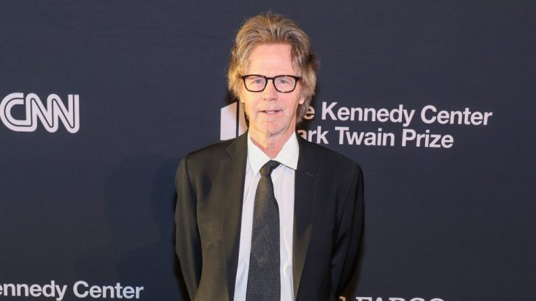 Dana Carvey « fait une pause dans son travail » à la suite de la mort de son fils Dex
