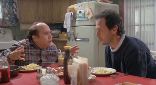 Danny DeVito travaille sur une suite à une comédie sous-estimée des années 1980, et Billy Crystal est impliqué