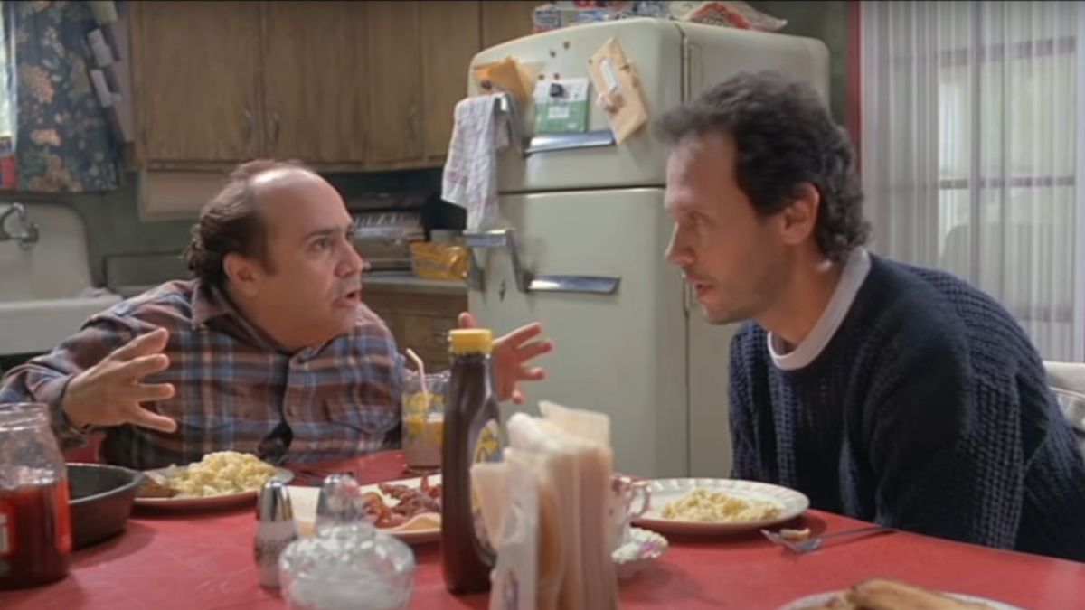 Danny DeVito travaille sur une suite à une comédie sous-estimée des années 1980, et Billy Crystal est impliqué
