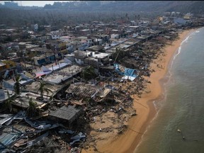 Vue aérienne des dommages causés par le passage de l'ouragan Otis à Puerto Marques, dans l'État de Guerrero, au Mexique, le 28 octobre 2023.