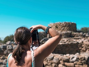 Un touriste photographie un site de nuraghe à Arzachena, en Sardaigne, sur cette photo d'archive.