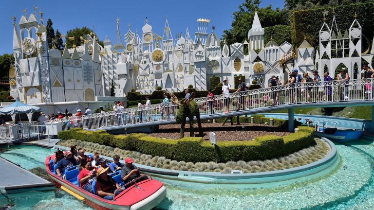 Disneyland Streaker arrêté après avoir erré nu dans It's a Small World Ride
