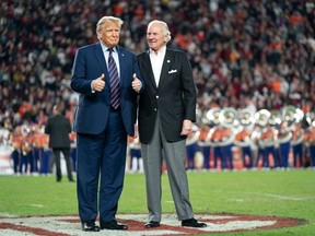 L'ancien président américain Donald Trump, à gauche, rejoint le gouverneur de Caroline du Sud Henry McMaster sur le terrain pendant la mi-temps du Palmetto Bowl entre Clemson et la Caroline du Sud au stade Williams Brice de Columbia, Caroline du Sud, le samedi 25 novembre 2023.