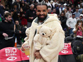 Drake apporte des blagues au match Raptors-Celtics : « J’ai l’impression que la dernière fois que j’étais ici, c’était en 1998 »