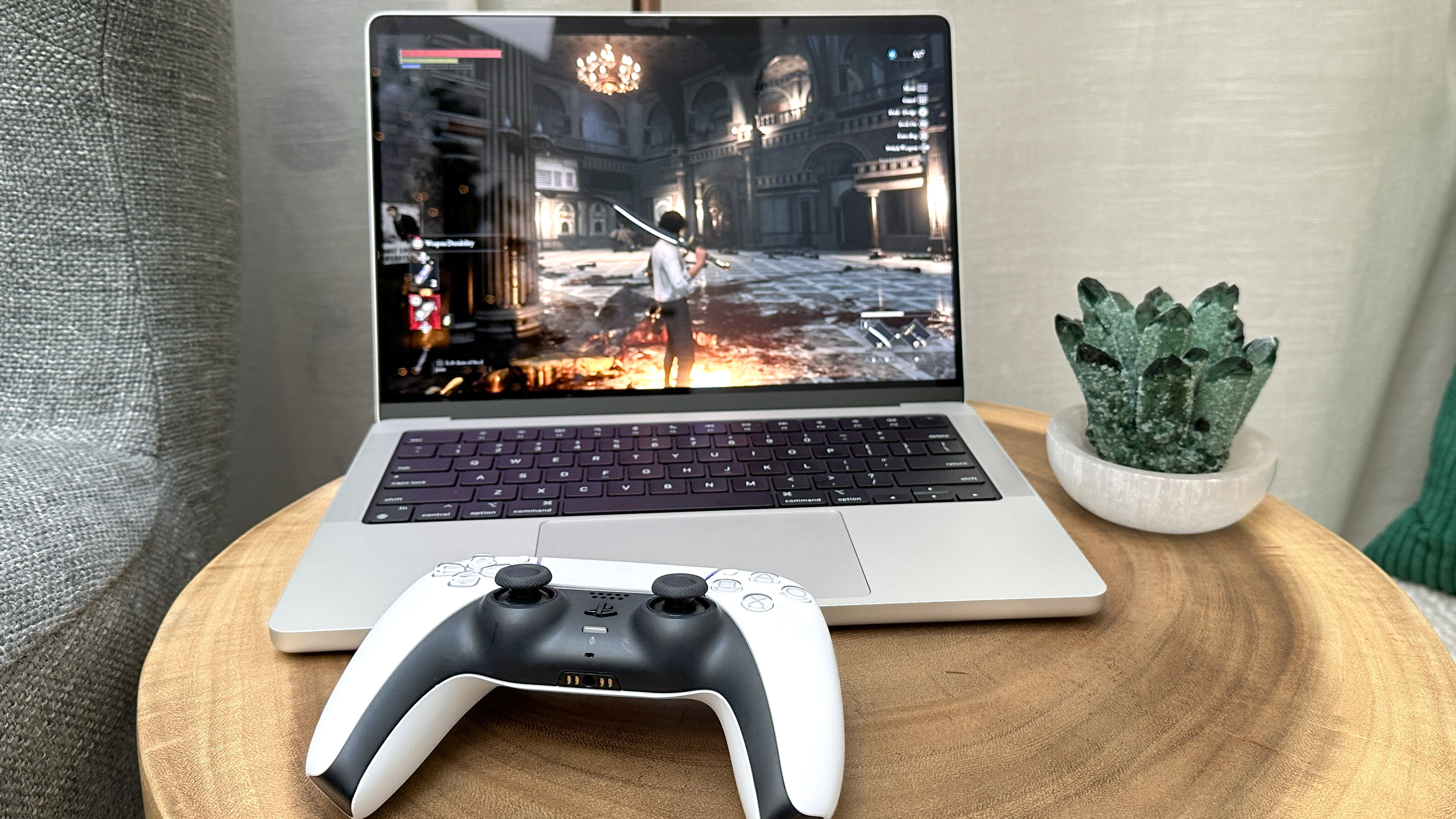 MacBook Pro 14 pouces M3 jouant à Lies of P avec une manette PS5