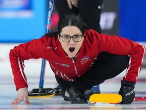 La capitaine d'Équipe Canada Kerri Einarson appelle les balayeurs alors qu'elle affronte la Nouvelle-Écosse en séries éliminatoires du Tournoi des Cœurs Scotties, à Kamloops, en Colombie-Britannique, le samedi 25 février 2023.