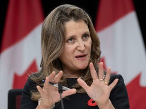 La ministre des Finances, Chrystia Freeland, prend la parole lors d'une conférence de presse, le mardi 7 novembre 2023, à Ottawa.