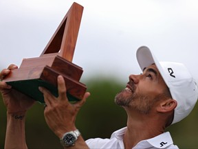 Camilo Villegas, de Colombie, regarde vers le ciel avec un trophée.