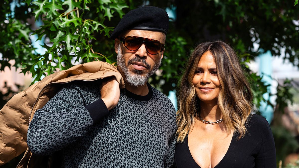 Halle Berry a partagé un joli message pour Beau Van Hunt, mais je suis juste amoureuse de sa robe rouge transparente
