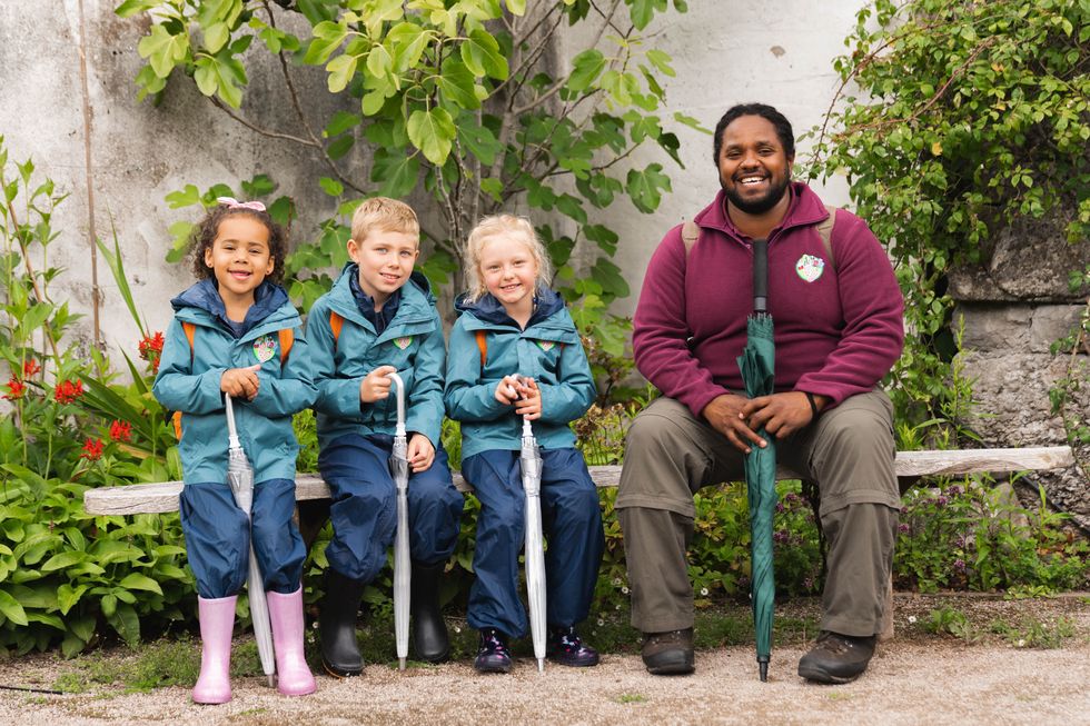 Hamza Yassin et les jeunes rangers dans un alambic de Ranger Hamzas Eco Quest saison 2