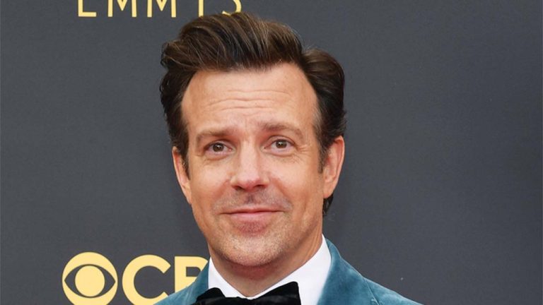 Jason Sudeikis a remercié Taylor Swift pour sa tournée à Kansas City et approuve sa relation avec Travis Kelce : "C'est un bon œuf"
