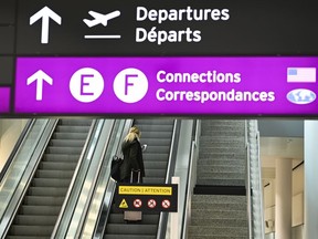 Une femme traverse l’aéroport international Pearson de Toronto, le lundi 14 décembre 2020.